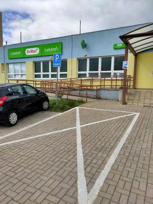 Vyznačené miesto pred poliklinikou